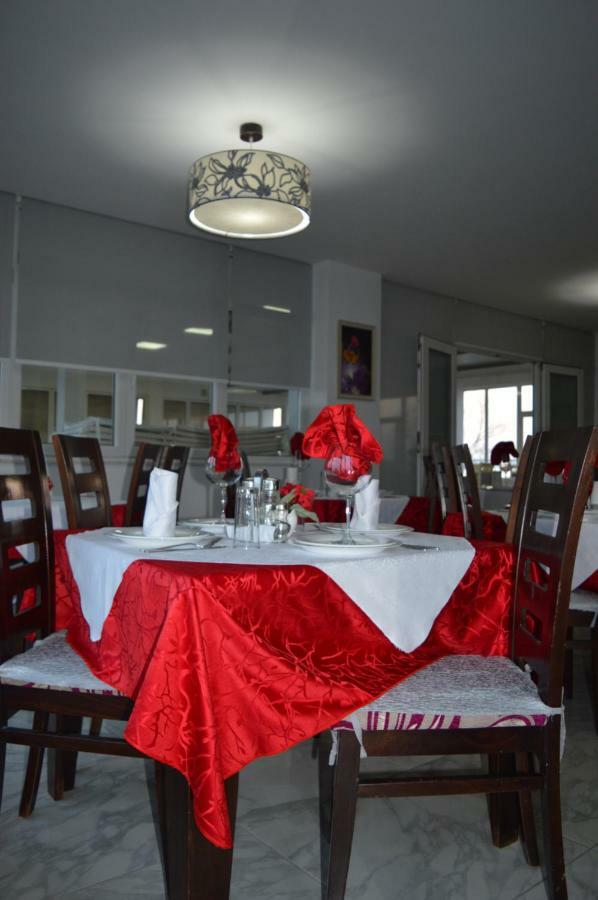 Hotel Marika Голем Екстериор снимка